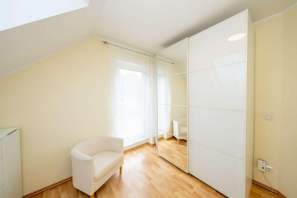 Familienglück in Bestlage: Stilvolles Haus mit Pool, Sauna & viel Platz - Foto 4