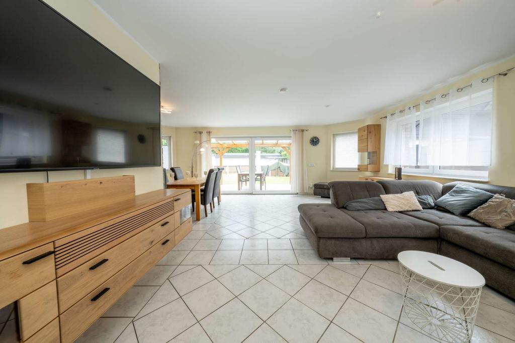 Familienglück in Bestlage: Stilvolles Haus mit Pool, Sauna & viel Platz - Foto 2