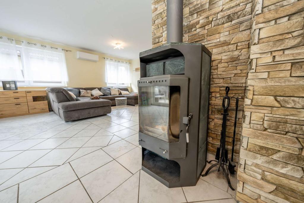 Familienglück in Bestlage: Stilvolles Haus mit Pool, Sauna & viel Platz - Foto 3