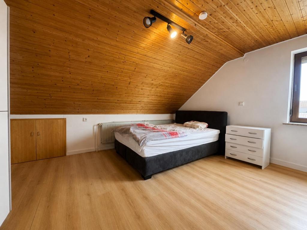 Renovierte 2-Zimmer-Dachgeschosswohnung in Neuenmarkt - Foto 1