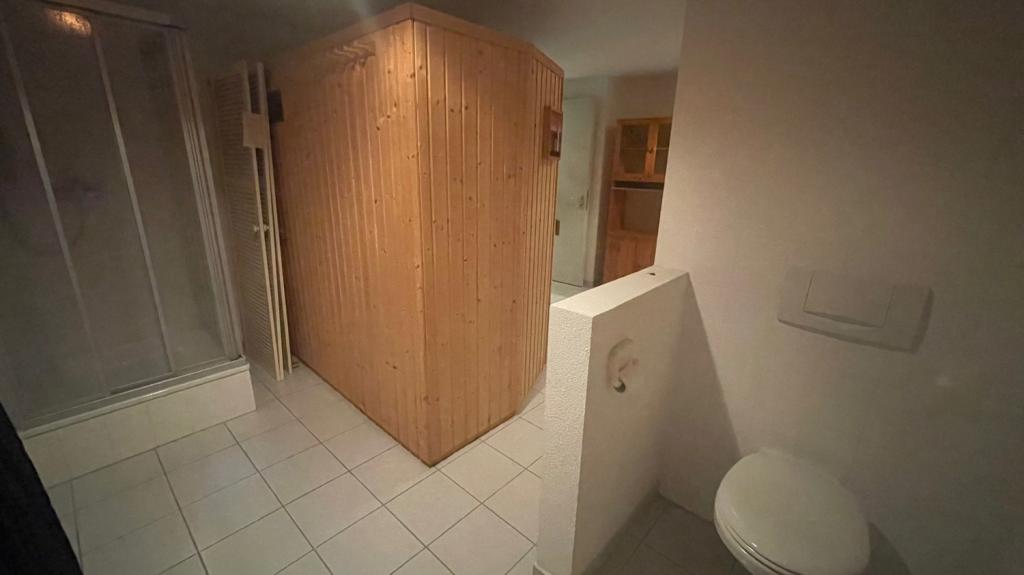 UG: Dusche und WC neben Sauna