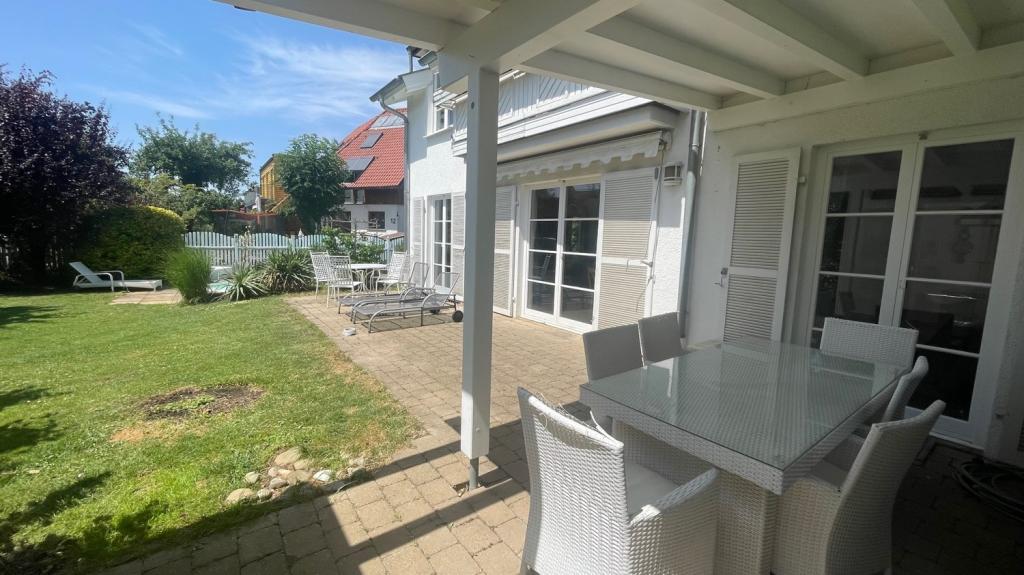 Blick aus der überdachten Terrasse