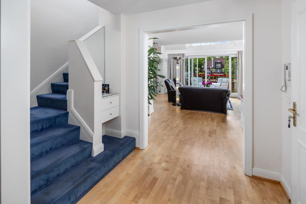 Entrée mit Aufgang zur Galerie