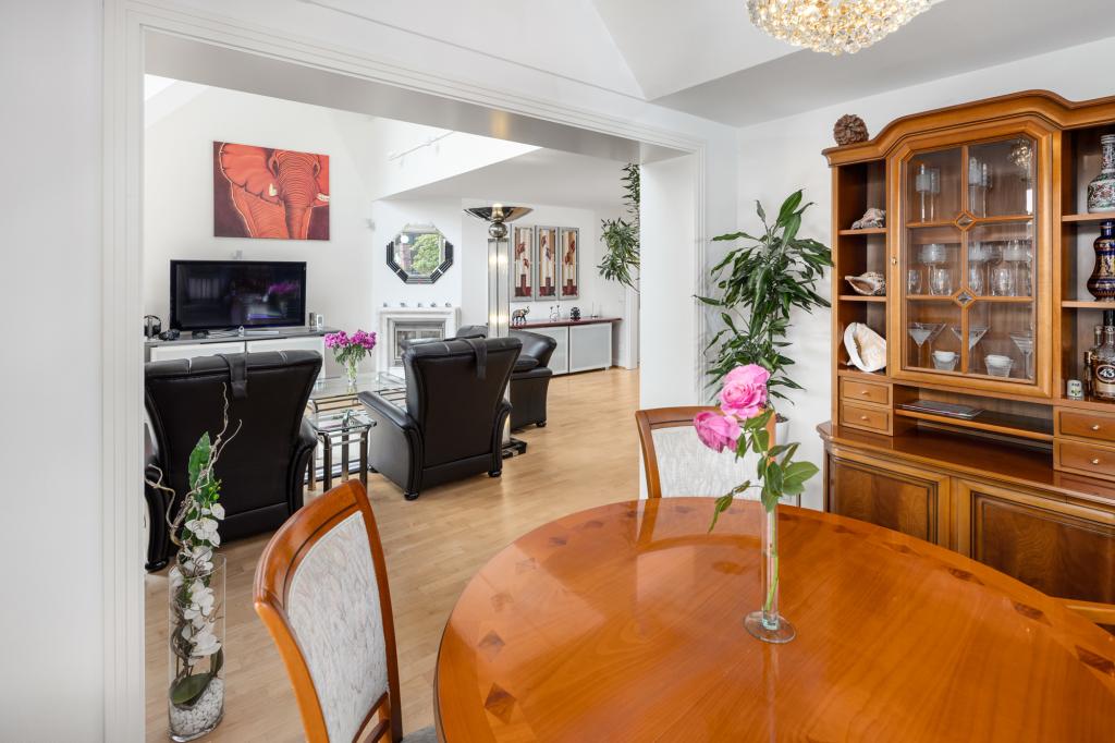 Blick zum Wohnbereich mit Galerie