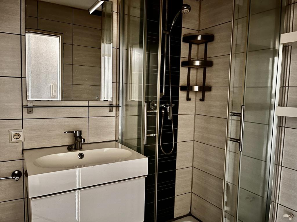 Badezimmer mit Dusche und Waschmaschinenanschluss