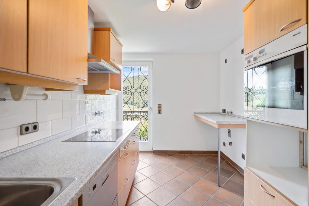 Einbauküche mit Zugang zum Balkon