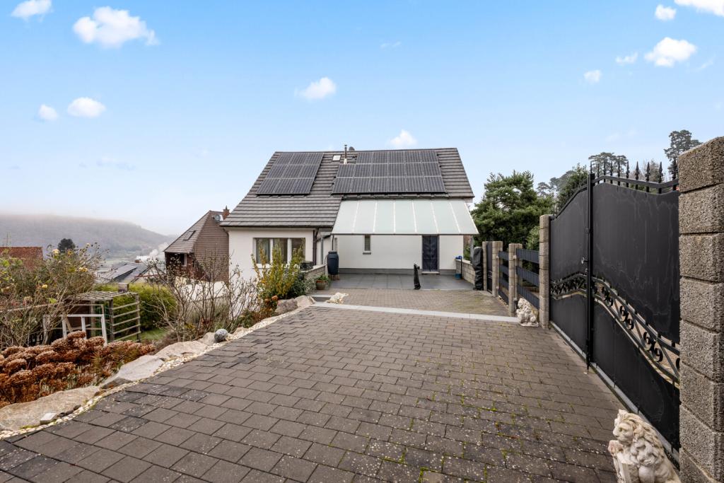 Blick vom Hof zum Haus mit Terrasse