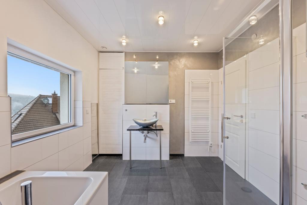 Bad im DG mit Badewanne und Dusche