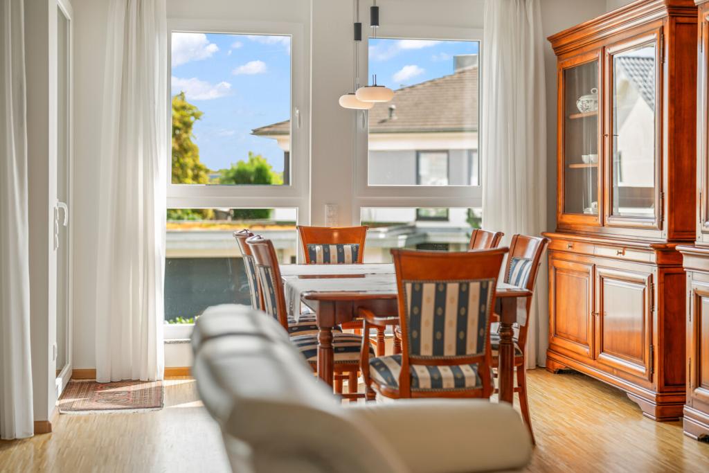 Wohnzimmer mit Zugang zum Balkon