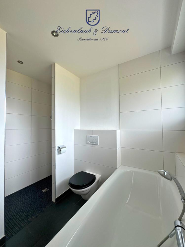 Bad mit Wanne und Dusche