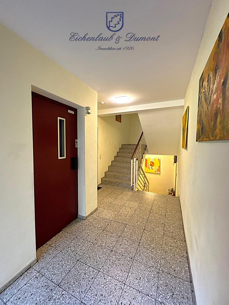 Treppenhaus mit Aufzug