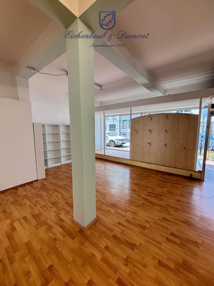 Hauptraum mit Schaufenster