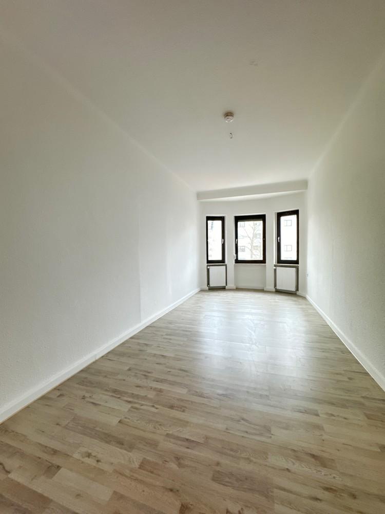 Helle renovierte 4-ZKB Wohnung mit Balkon in verkehrsgünstiger Lage - Foto 1