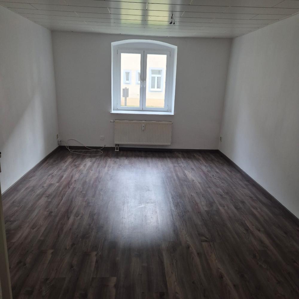 Helle 3-Raum-Wohnung im EG mit Stellplatz & Keller in naturnaher Lage - Photo 1