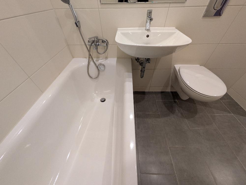 Gepflegte 2-Zimmer-Wohnung im Erdgeschoss mit Einbauküche (EBK) - Photo 2