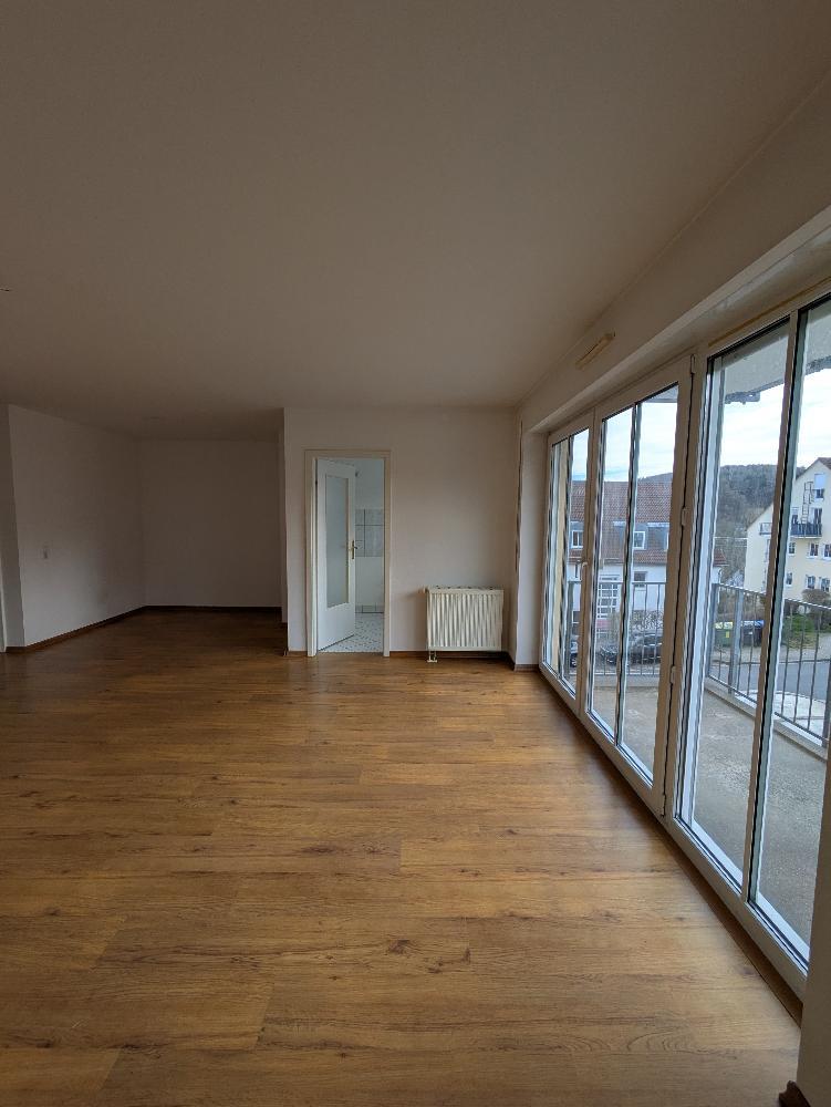 Helle 2-Raum-Wohnung mit Balkon, Badewanne & Abstellraum – frisch renoviert in Burkhardtsdorf - Photo 1