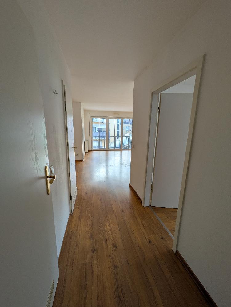 Helle 2-Raum-Wohnung mit Balkon, Badewanne & Abstellraum – frisch renoviert in Burkhardtsdorf - Photo 2
