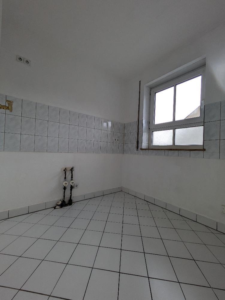 Helle 2-Raum-Wohnung mit Balkon, Badewanne & Abstellraum – frisch renoviert in Burkhardtsdorf - Photo 4