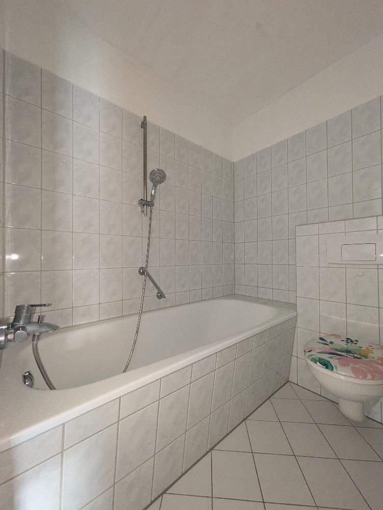 Helle 2-Raum-Wohnung mit Balkon, Badewanne & Abstellraum – frisch renoviert in Burkhardtsdorf - Photo 3