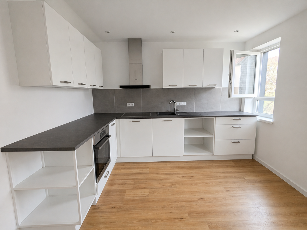 Frisch renovierte 2-Raum Wohnung mit Einbauküche & OPTIONAL Stellplatz - Photo 4