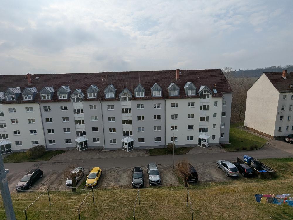 Frisch renovierte 2-Raum Wohnung mit Einbauküche & OPTIONAL Stellplatz - Photo 3