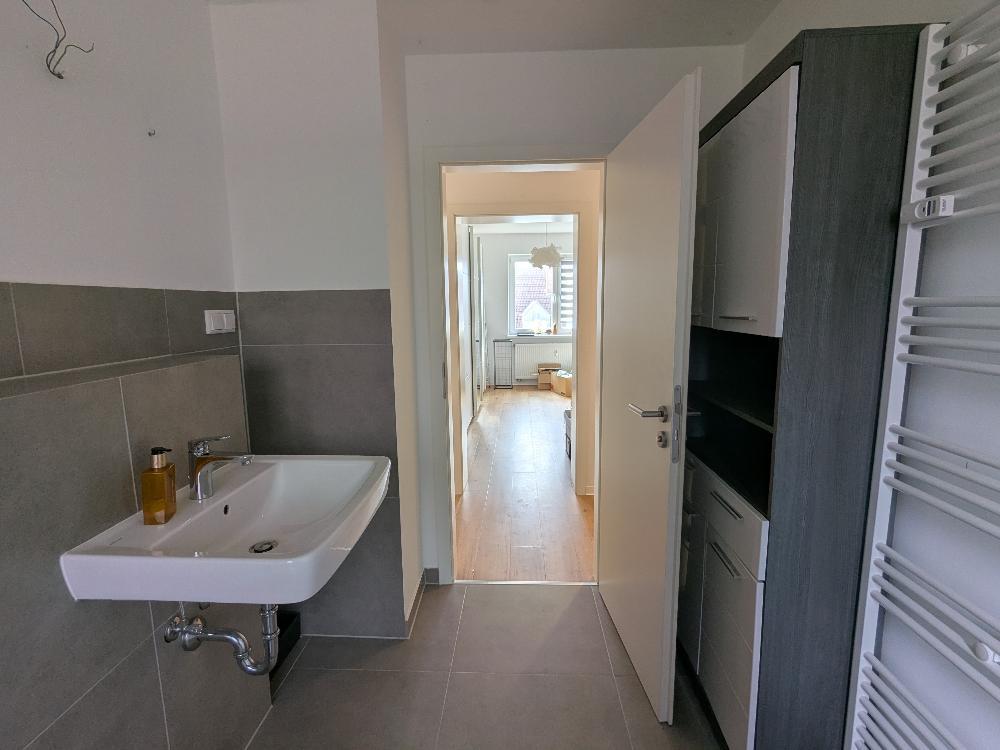 Frisch renovierte 2-Raum Wohnung mit Einbauküche & OPTIONAL Stellplatz - Photo 5