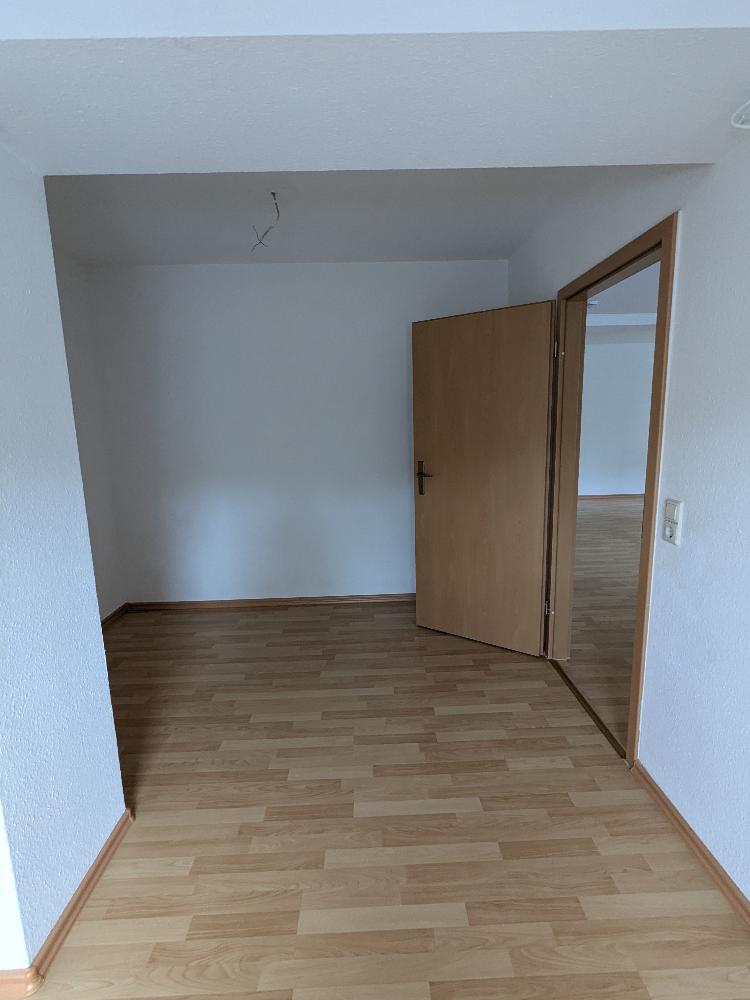 Ab Mai 2026 - Traumhafte Dachgeschosswohnung mit Einbauküche - 4-Raum-Wohnung mit großem Grundstück - Photo 5