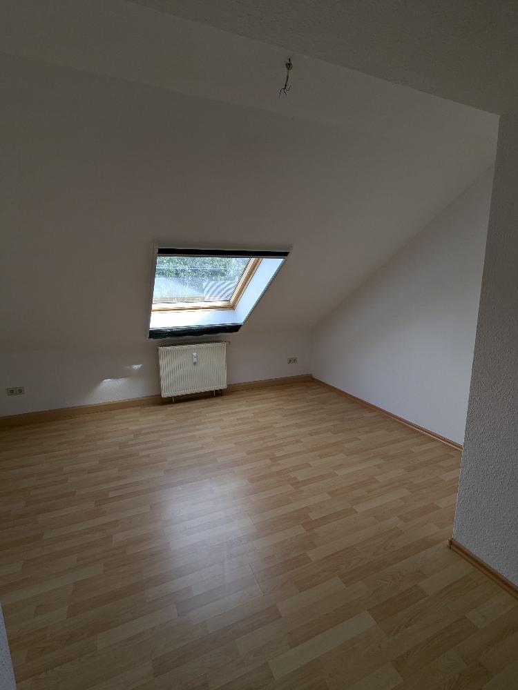 Ab Mai 2026 - Traumhafte Dachgeschosswohnung mit Einbauküche - 4-Raum-Wohnung mit großem Grundstück - Photo 3