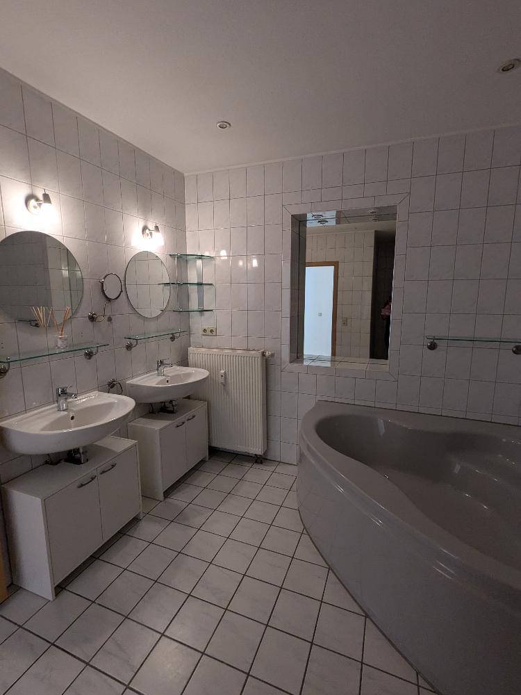 Ab Mai 2026 - Traumhafte Dachgeschosswohnung mit Einbauküche - 4-Raum-Wohnung mit großem Grundstück - Photo 1