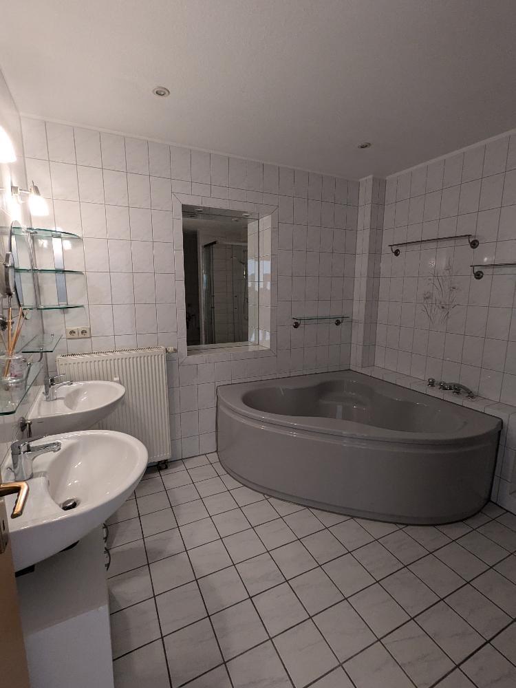 Ab Mai 2026 - Traumhafte Dachgeschosswohnung mit Einbauküche - 4-Raum-Wohnung mit großem Grundstück - Photo 2
