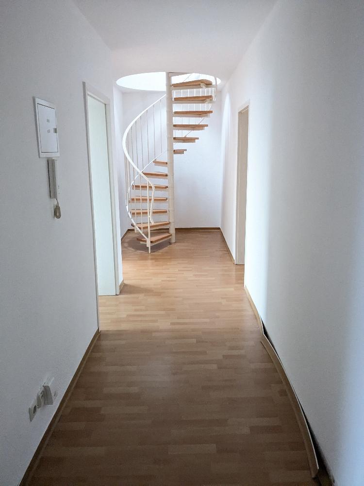 Schöne 3 Raum-Maisonette-Wohnung, mit großzügigen Räumen und Badezimmer mit Taglicht und Badewanne - Photo 2