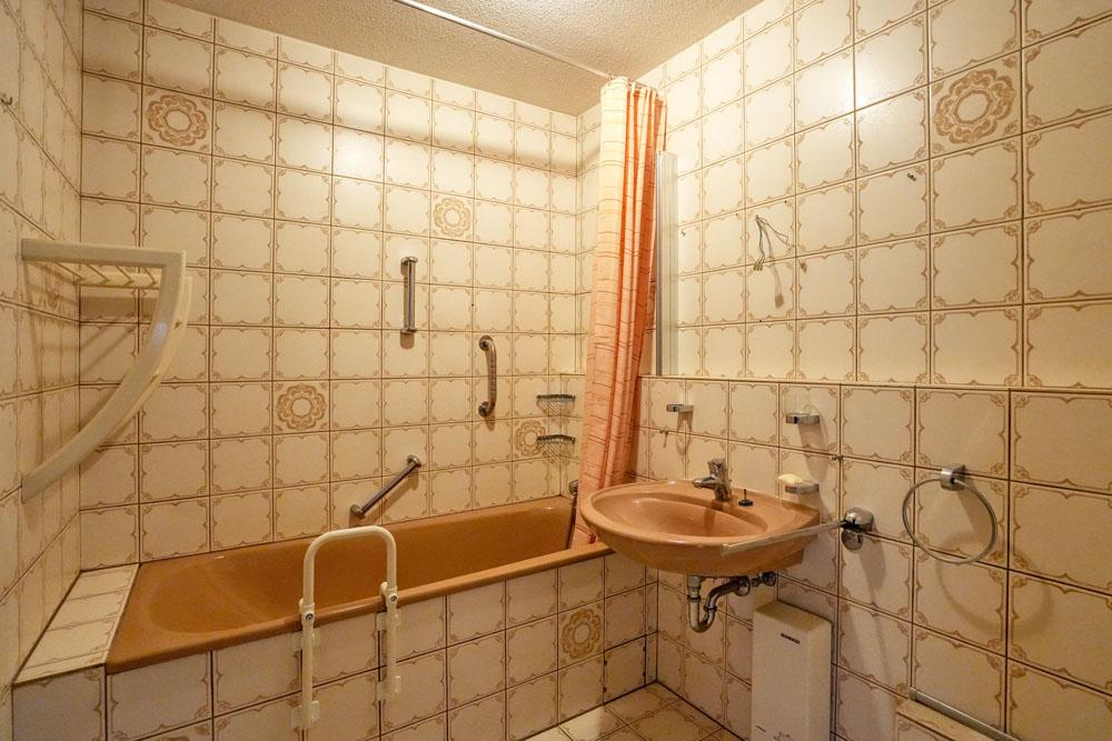 Bad mit Badewanne