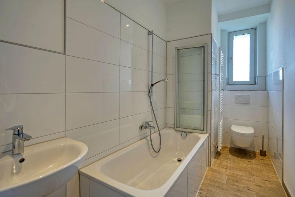 Modernes Bad mit Badewanne