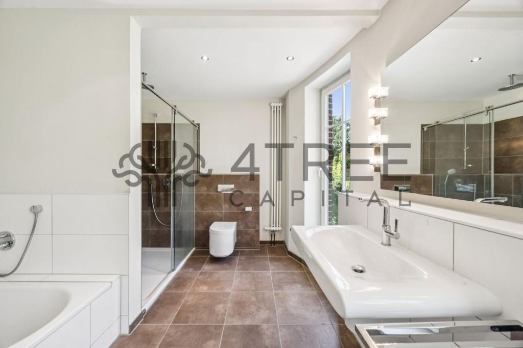 Große Bad-Landschaft mit Wanne und begehbarer Dusche