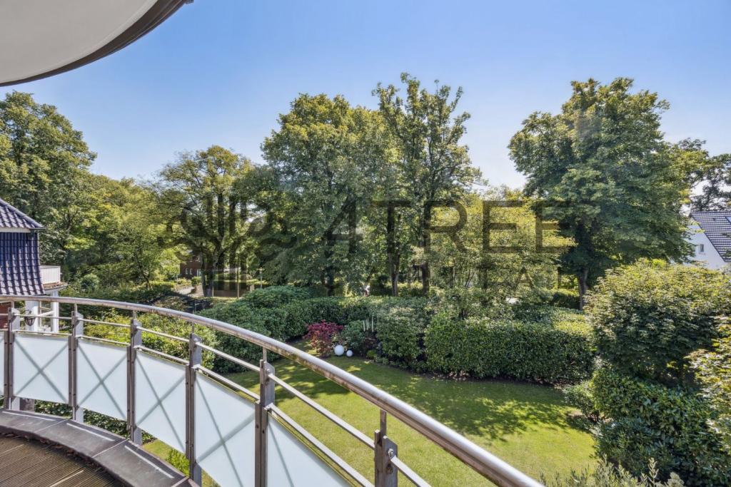 Traumhafter Blick vom Balkon über das Ahrensburger Villenviertel