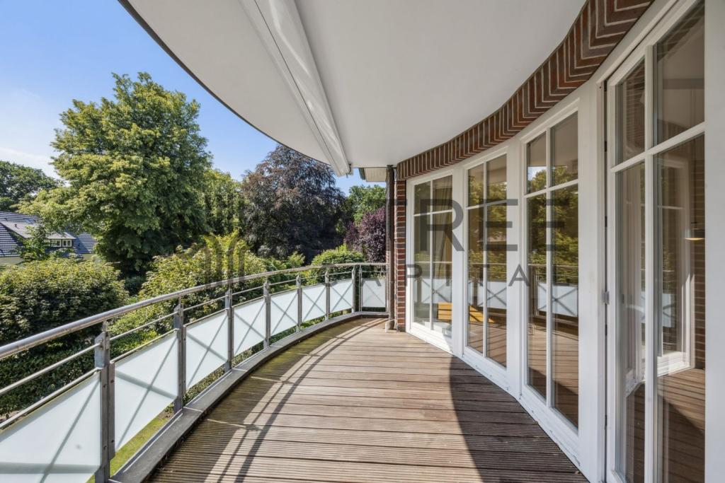 Überdachte Loggia mit großer Markise