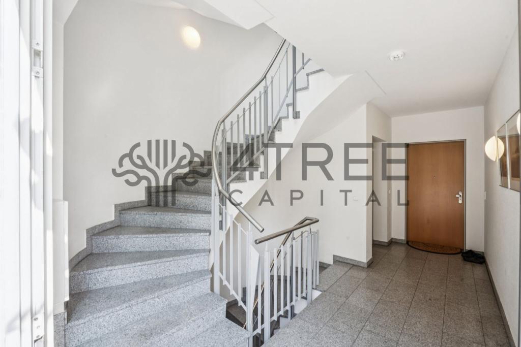 Gepflegtes Treppenhaus mit Granitbelägen