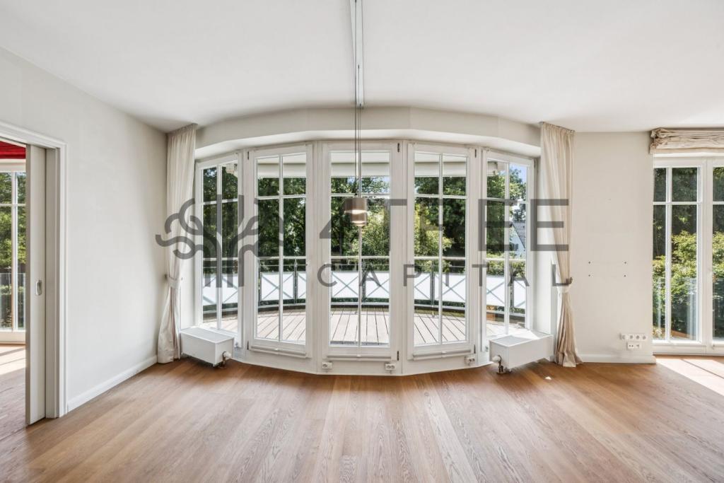 Verglaster Erker zur Loggia