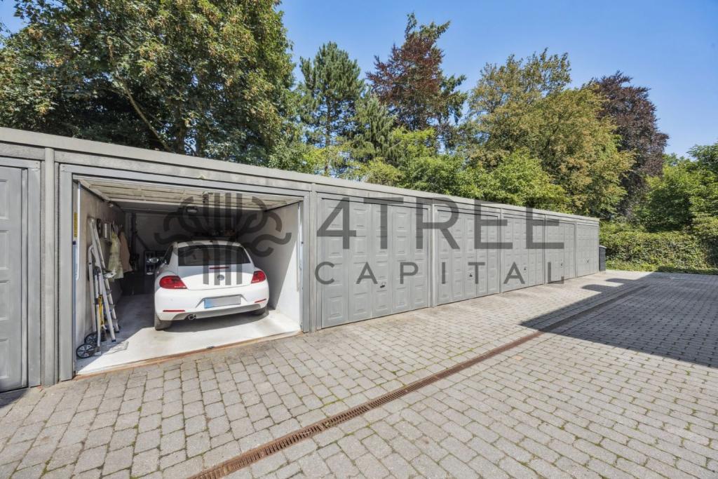 Garagenanlage mit Gründach im hinteren Grundstücksbereich
