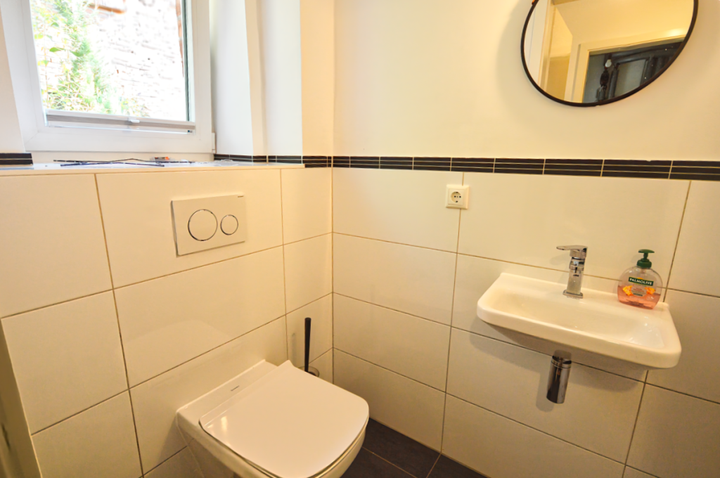 Gäste-WC mit Fenster