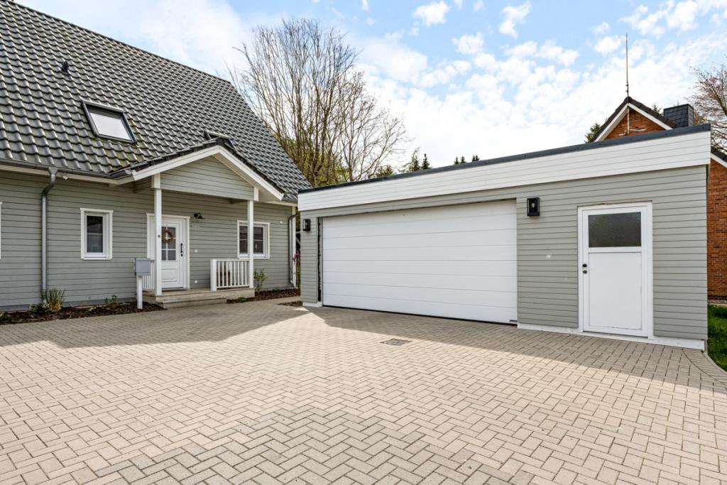 Zufahrt mit Doppelgarage