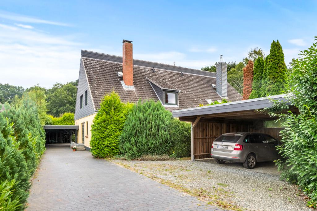 Ansicht mit Carport