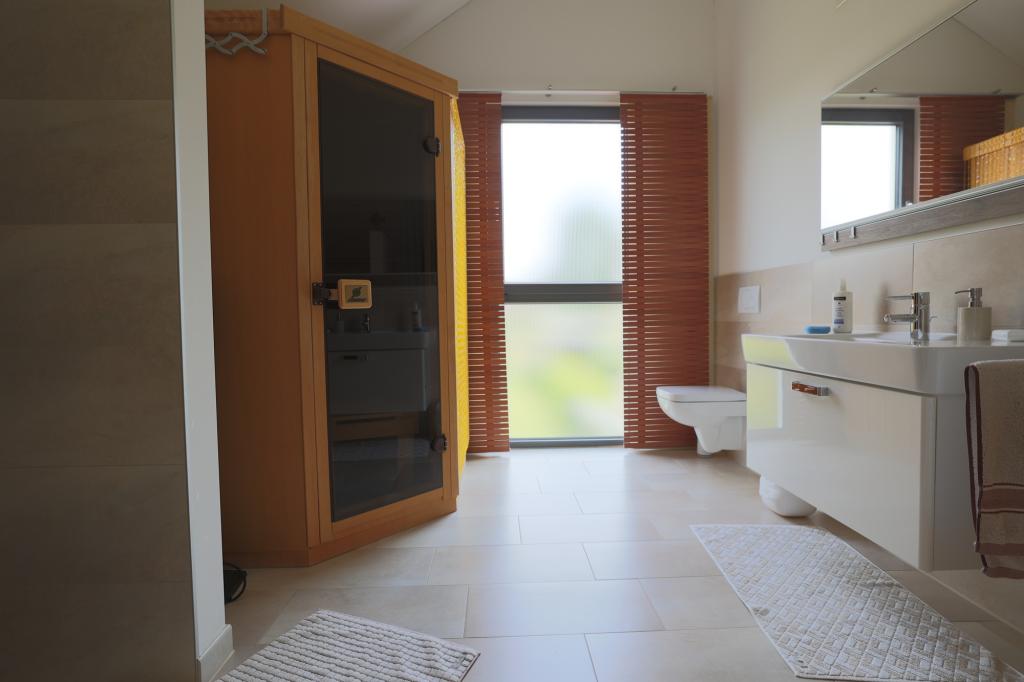 Großzügiges Duschbad mit Sauna im Obergeschoss