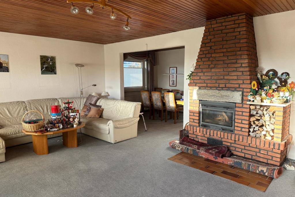 Wohn- und Esszimmer mit Kamin