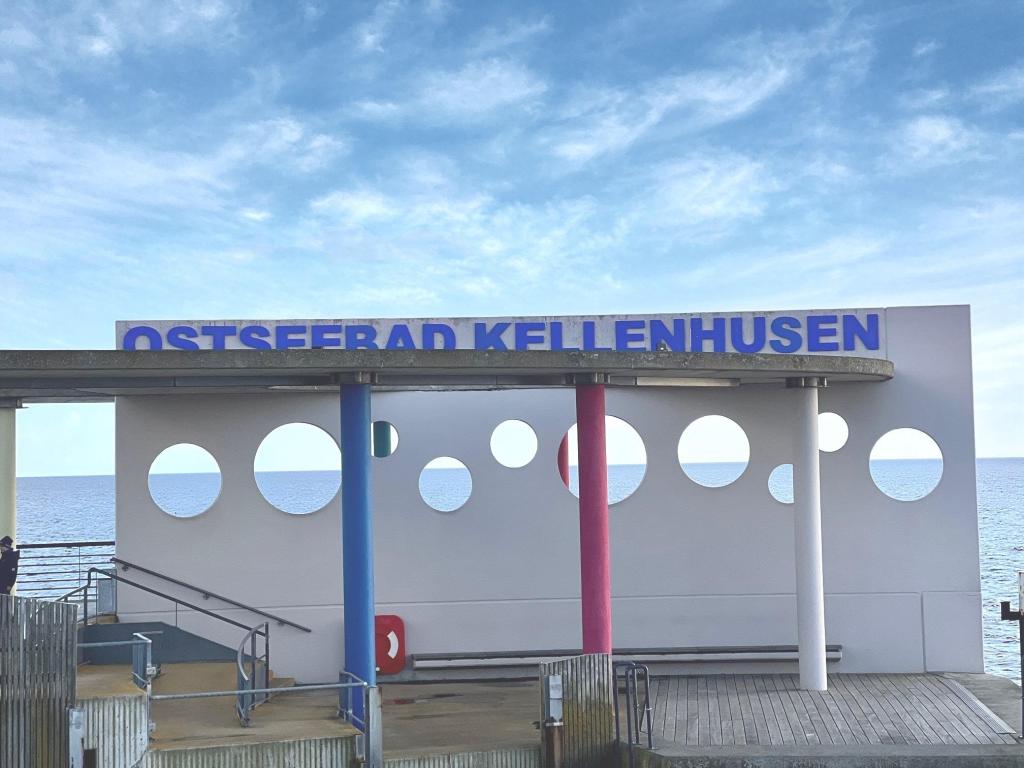 Schild auf dem Wasser