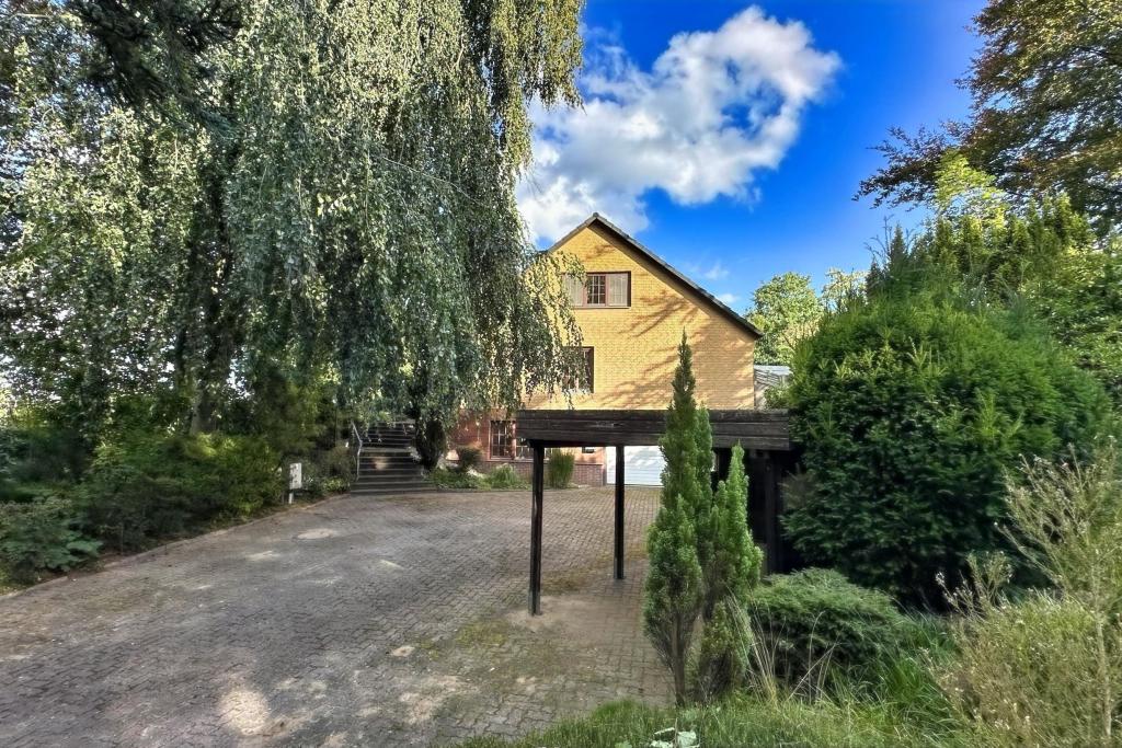 Hof mit Carport
