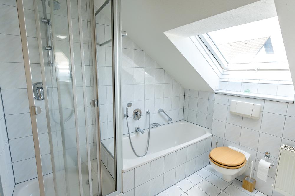Badezimmer mit Dusche und Badewanne