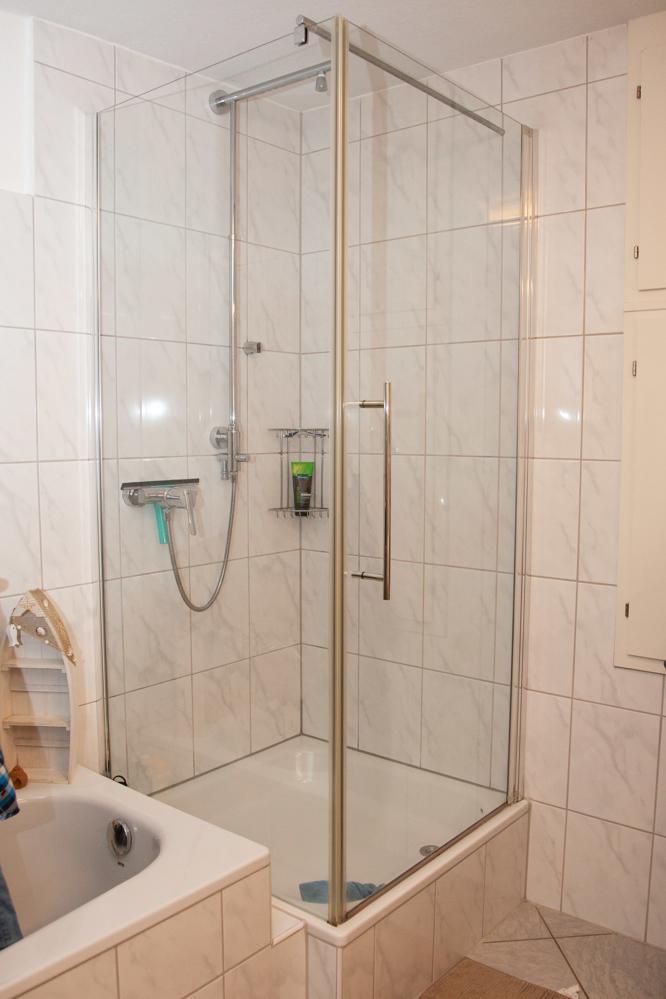 Badezimmer mit Badewanne und Dusche