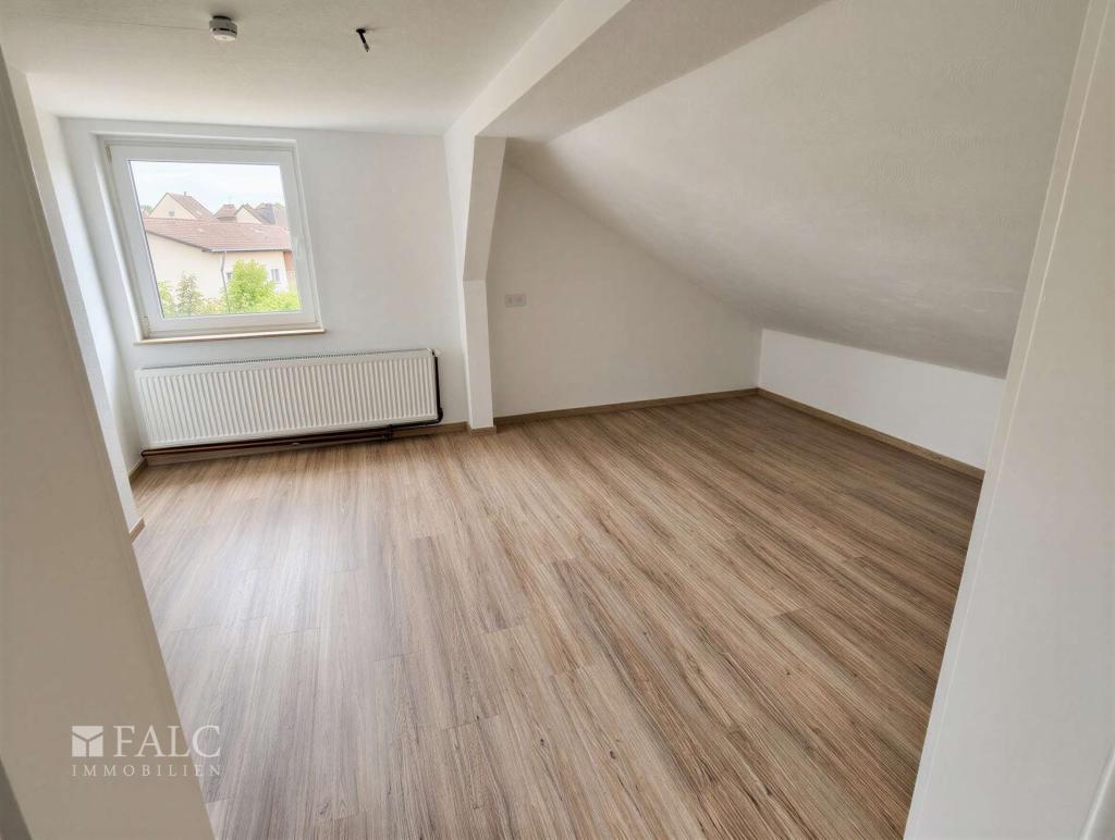 Provisionsfrei!!! Renovierte 6-Zimmer-Maisonettewohnung in einem Dreifamilienhaus zu vermieten! - Photo 3
