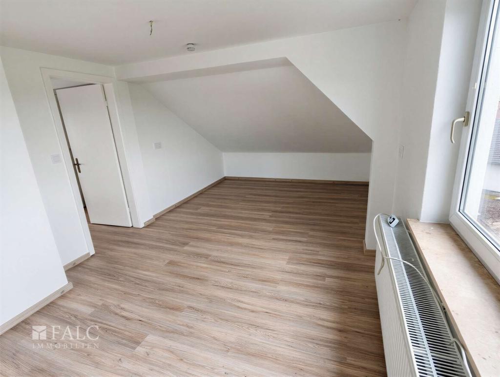 Provisionsfrei!!! Renovierte 6-Zimmer-Maisonettewohnung in einem Dreifamilienhaus zu vermieten! - Photo 2